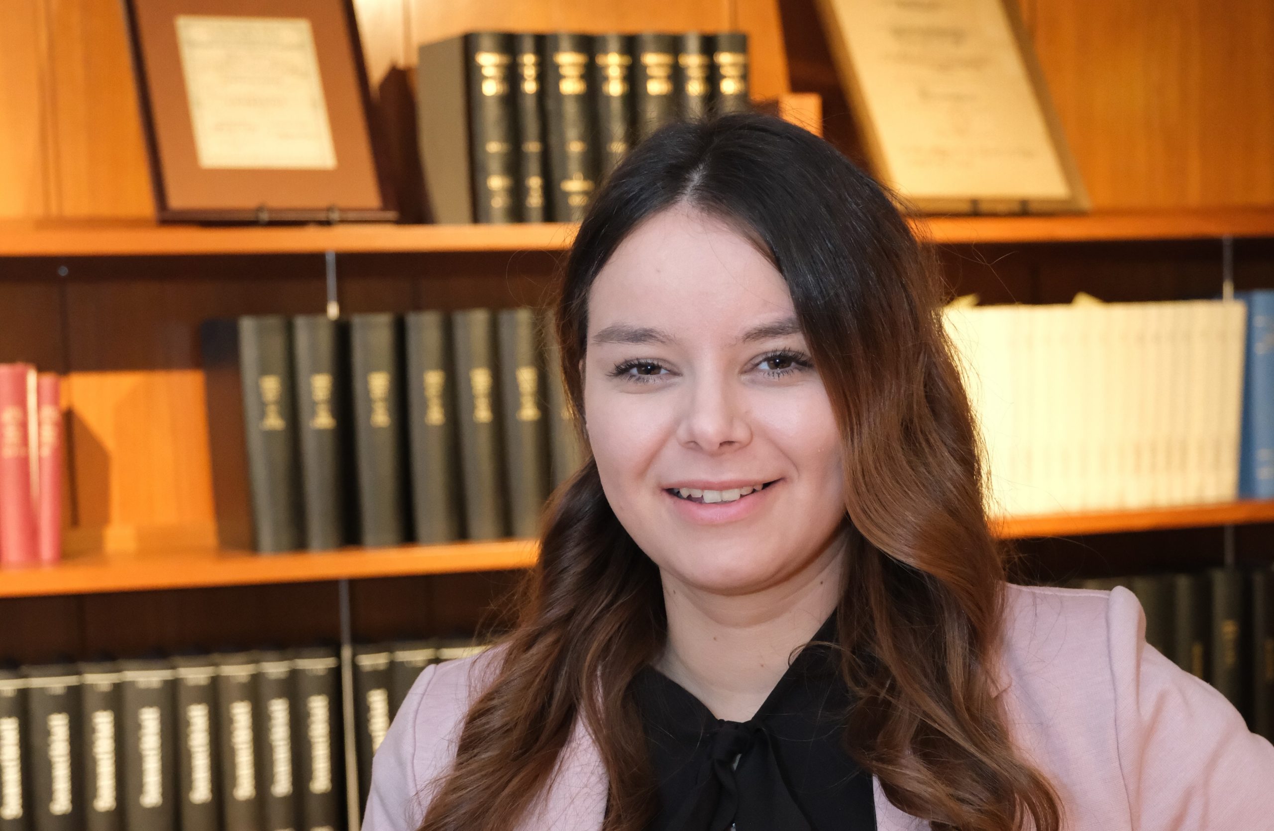 Chiara Safari berät bei Rechtsfragen